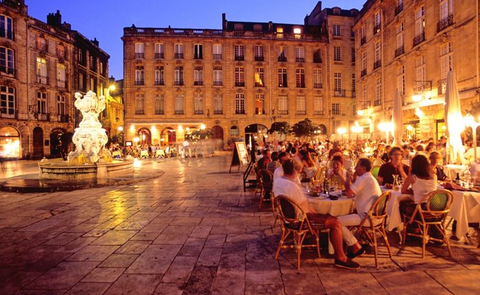 bordeaux-square-at-night